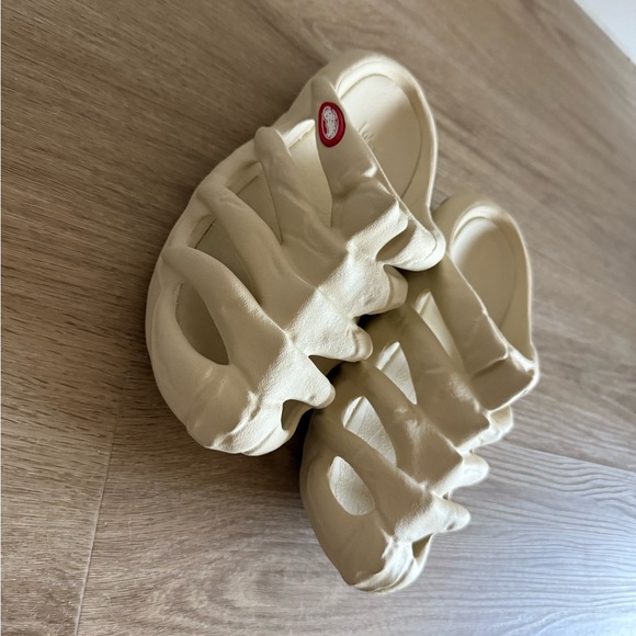 NWT DRIPPIELAND X BBIMP
BBIMP BONES SLIPPERS size 41/42 - Picture 7 of 7